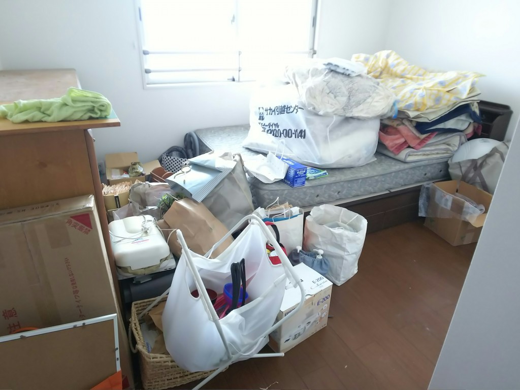 【江南市】2tトラックいっぱいの不用品処分☆エアコンの取り外しもしてもらえて部屋がすっきりしたとご満足頂けました!