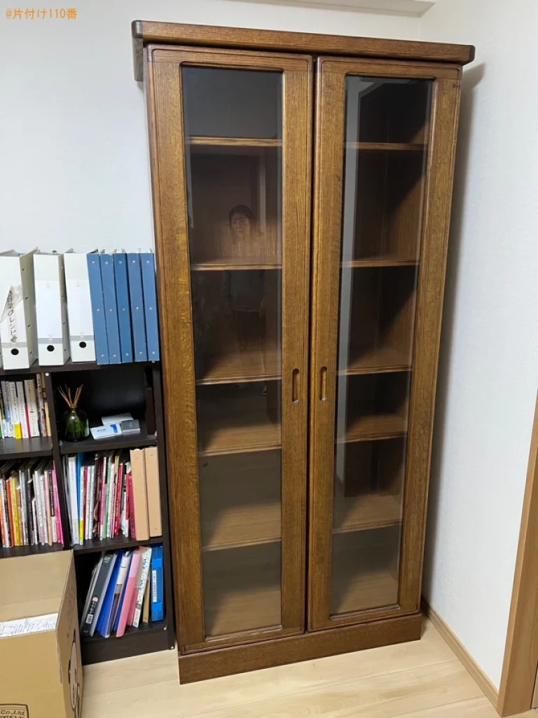 本棚、テーブル、椅子、ソファー、オットマン、食器棚等の回収・処分